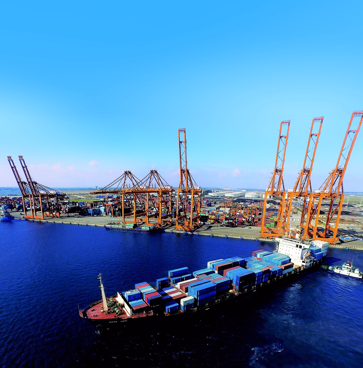 From port to warehouse — seamlessly Image